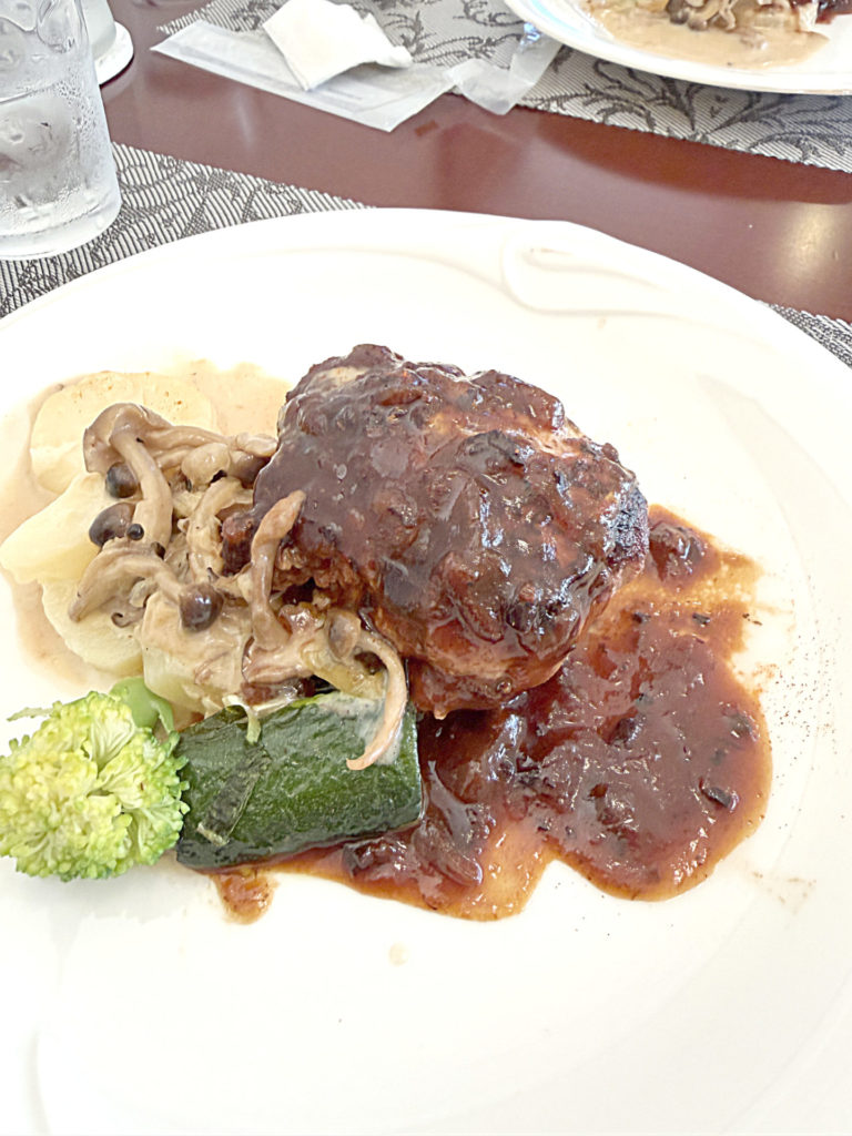 この日のランチはハンバーグをチョイス